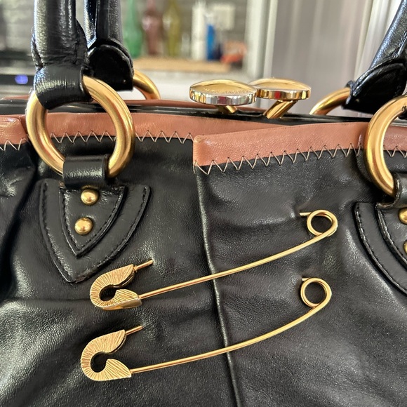 Marc Jacobs Authentic Smooth Leather Black/Tan Contrast Trim Safety Pin Bag - Picture 4 of 15
